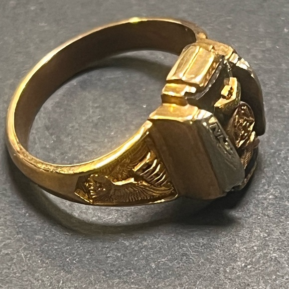 Josten 10K Emerald Eastern Eagles π¦
Class Ring π Elegant High School π« Luxury - Picture 5 of 16